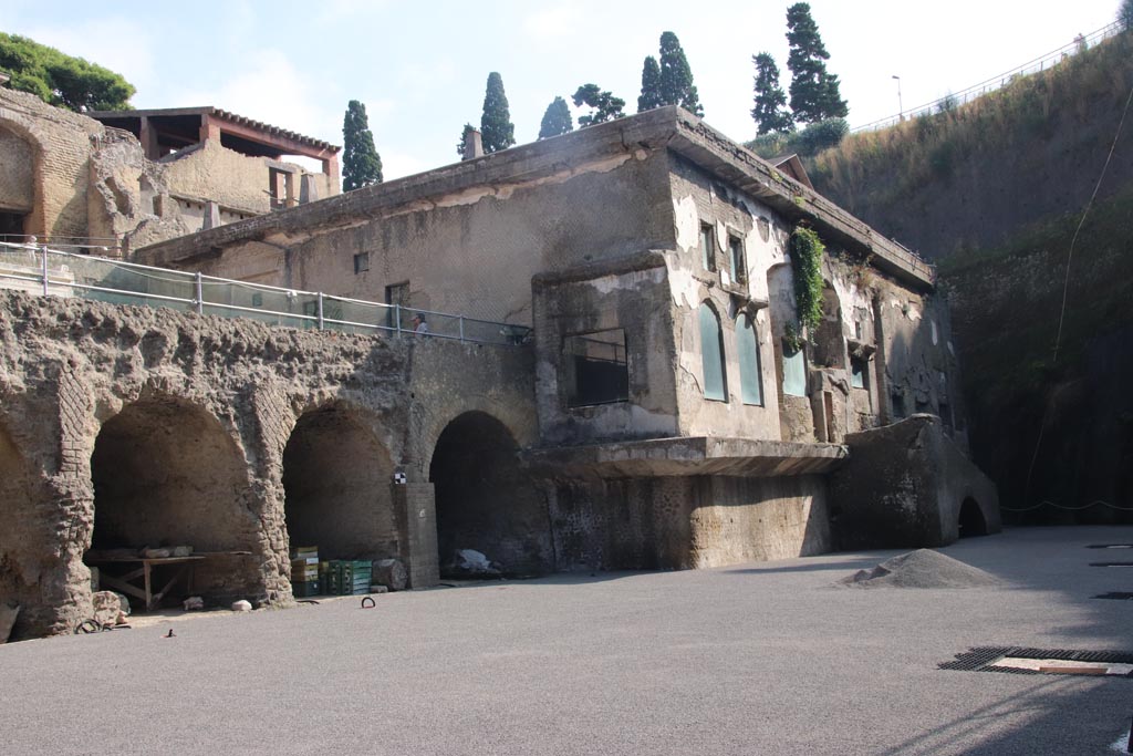 Suburban baths, Herculaneum, October 2023. 
Looking east from beach-front towards boatsheds, on left, and Suburban Baths, on right. Photo courtesy of Klaus Heese.